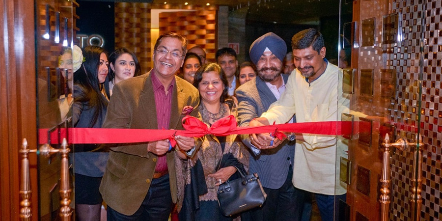 Apertura de restaurante indio tradicional en Polanco, CDMX Corte de listón en la inauguración del restaurante de comida india en Polanco
