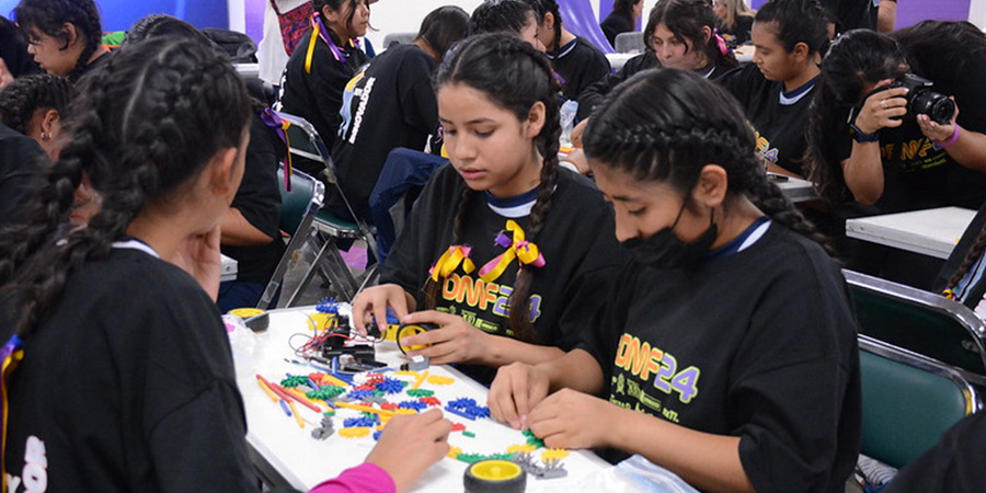 HCLTech impulsa la innovación en el Día de la Mentefactura 2024 Participantes del Hackathon en el Día de la Mentefactura 2024 en León, con mentores de HCLTech